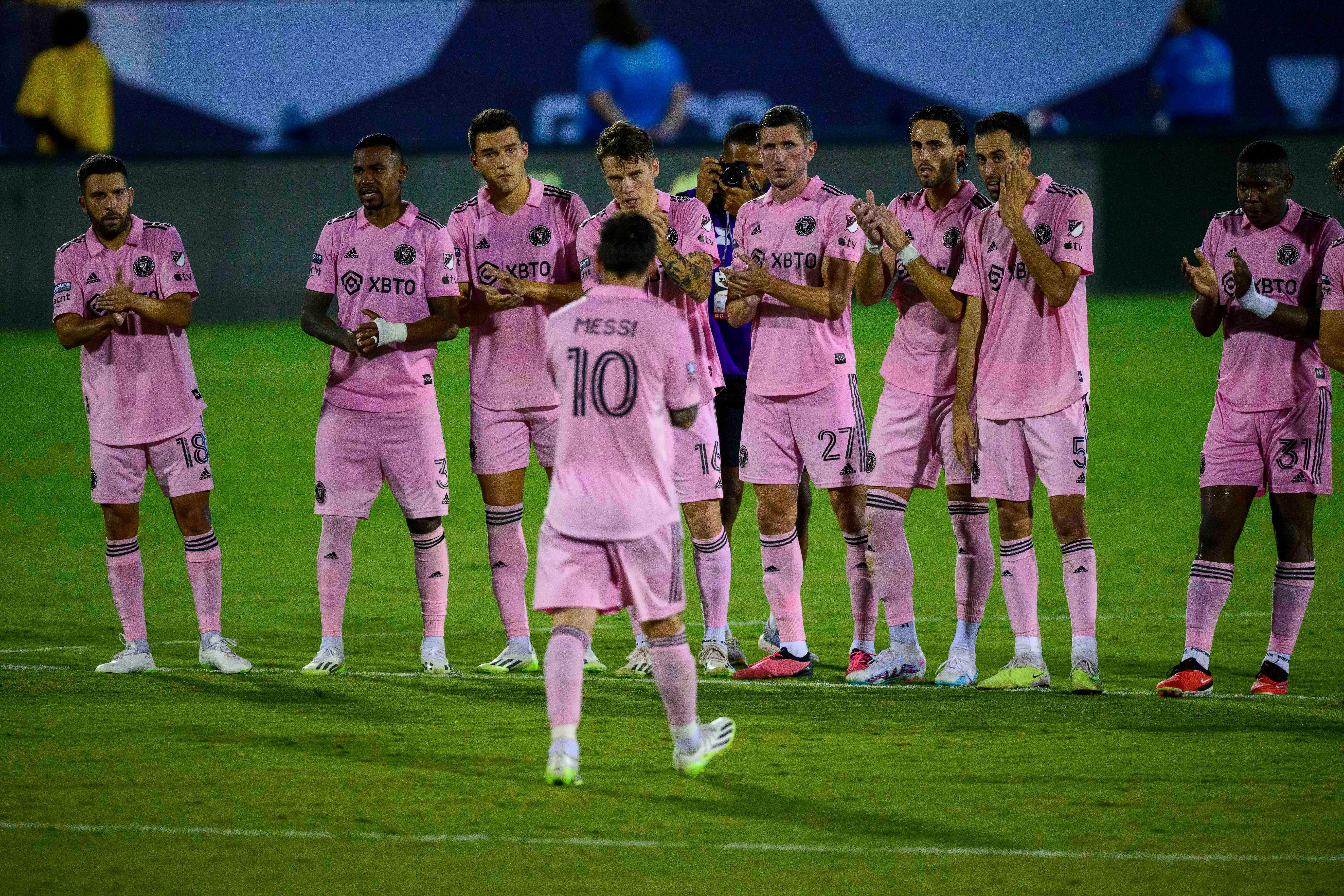  Messi con sus compañeros tras marcar en la tanda de penaltis