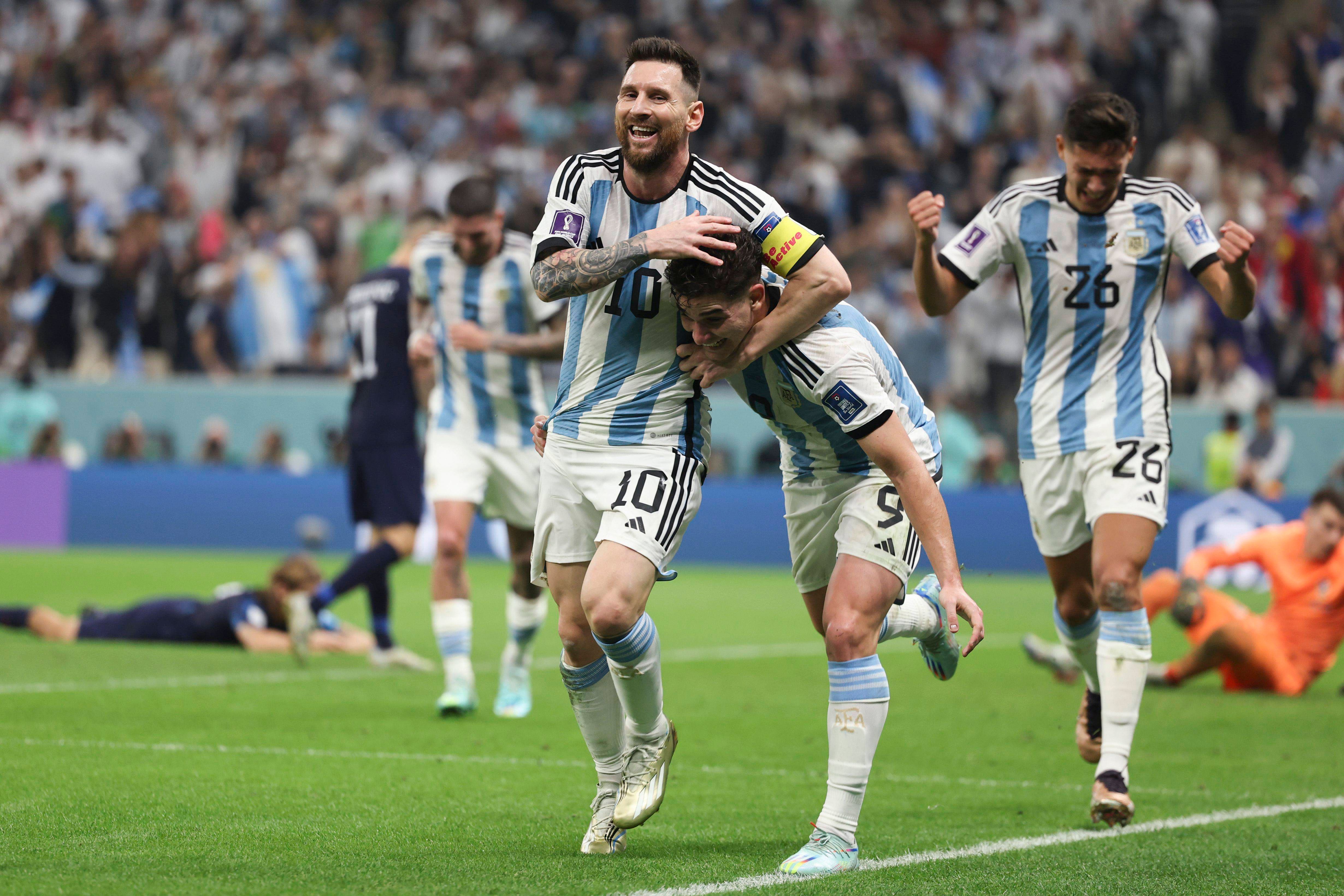  Messi y Julián Álvarez celebran el 2-0 de Argentina contra Croacia .