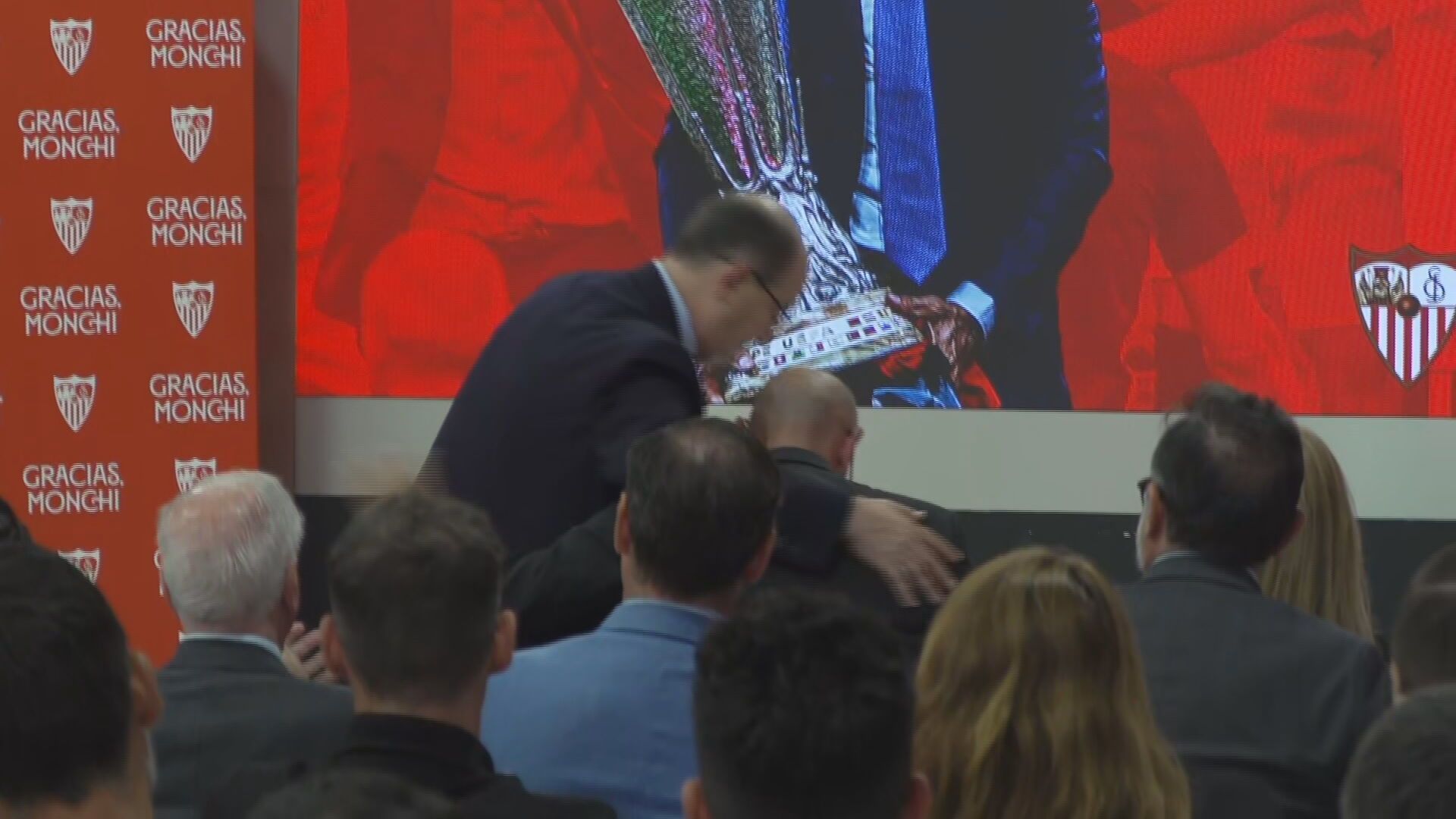  El abrazo entre Pepe Castro y Monchi.