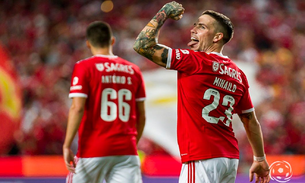 Mihailo Ristic celebra un gol.