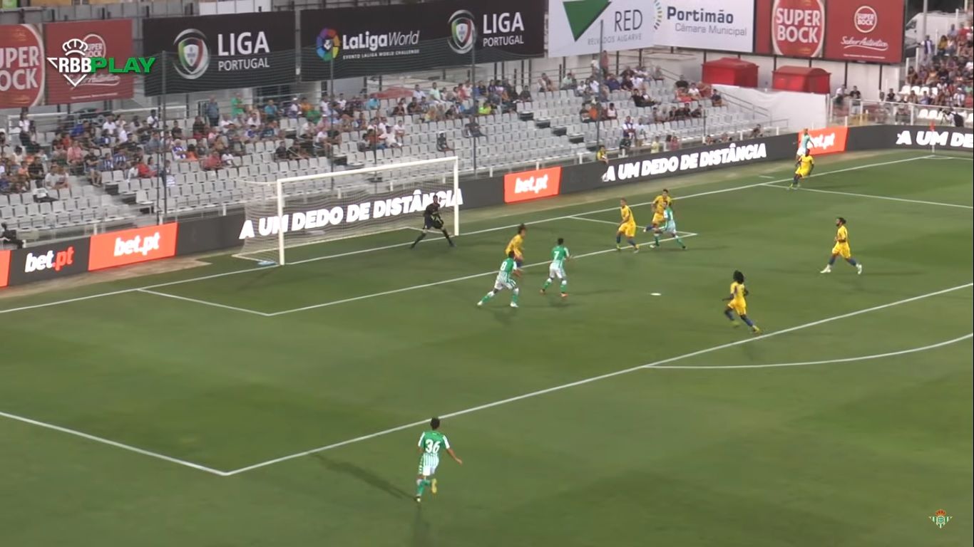 Momento en el que Juanmi se estrenó como goleador.