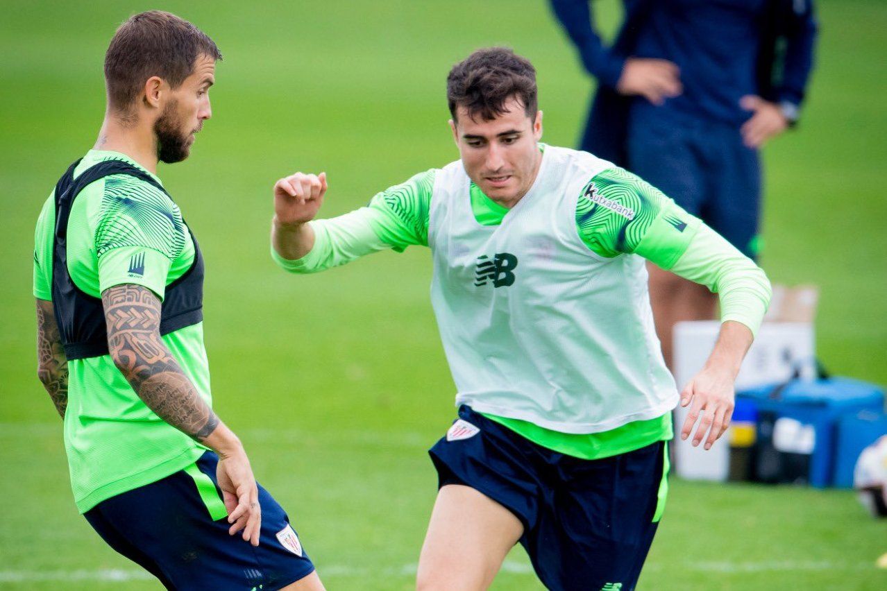 Jon Morcillo presiona a Iñigo Martínez en Lezama.