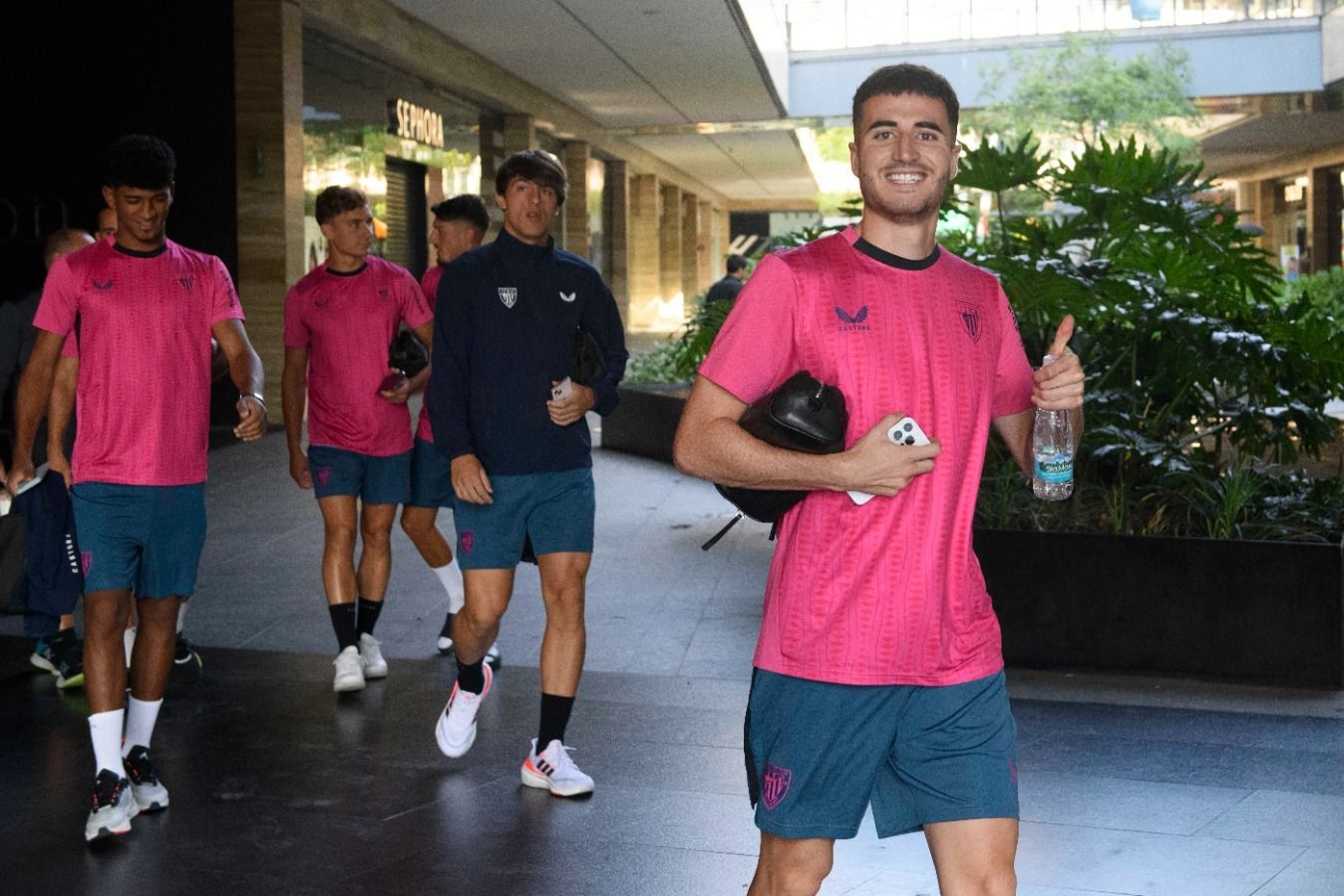 Jon Morcillo saluda sonriente en México (Foto: Athletic Club).