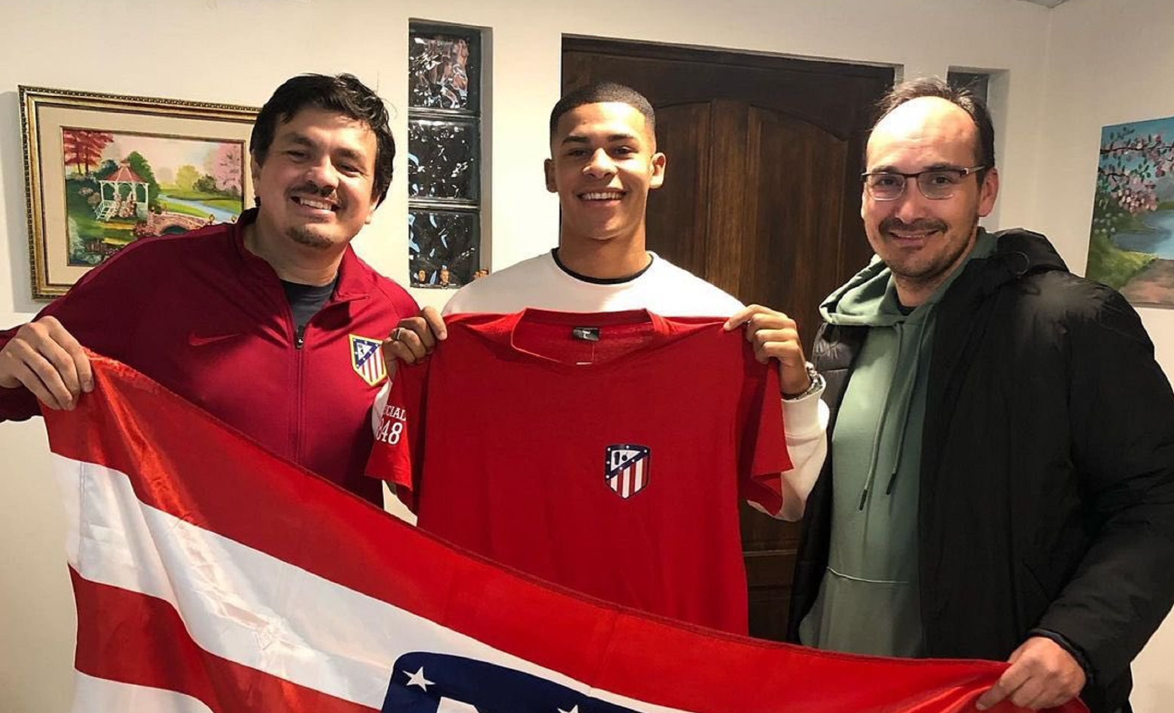 Mouriño posando con los colores del Atlético de Madrid (Foto:@atleticomaduru).