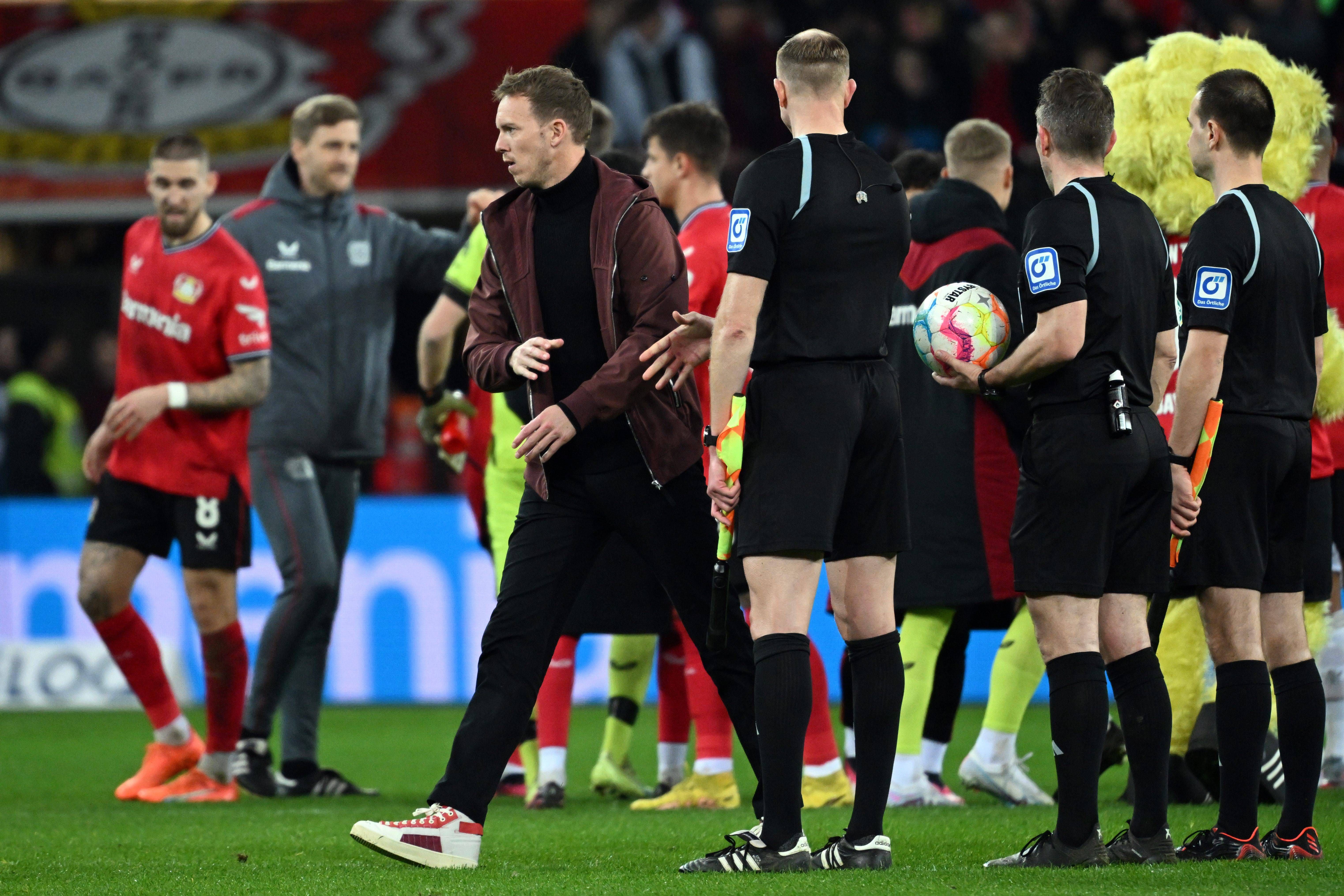  Naggeslman tras el encuentro felicitó al árbitro