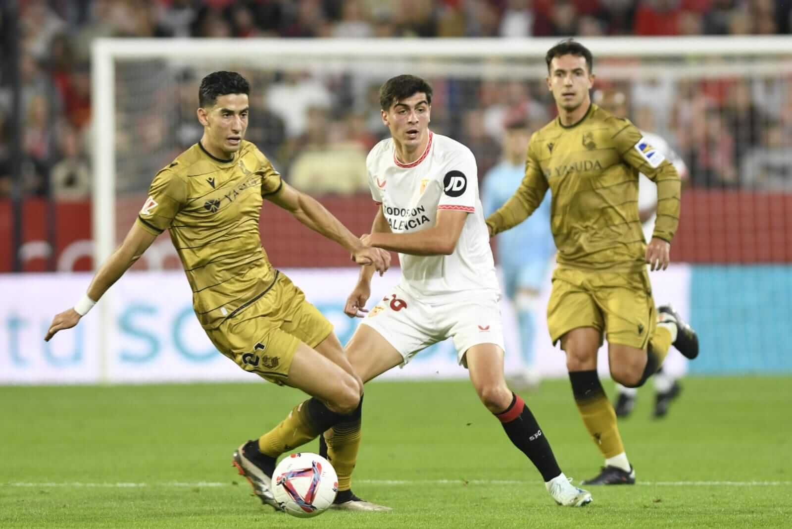  Nayef Aguerd y Zubimendi en el Ramón Sánchez Pizjuán ante el Sevilla.