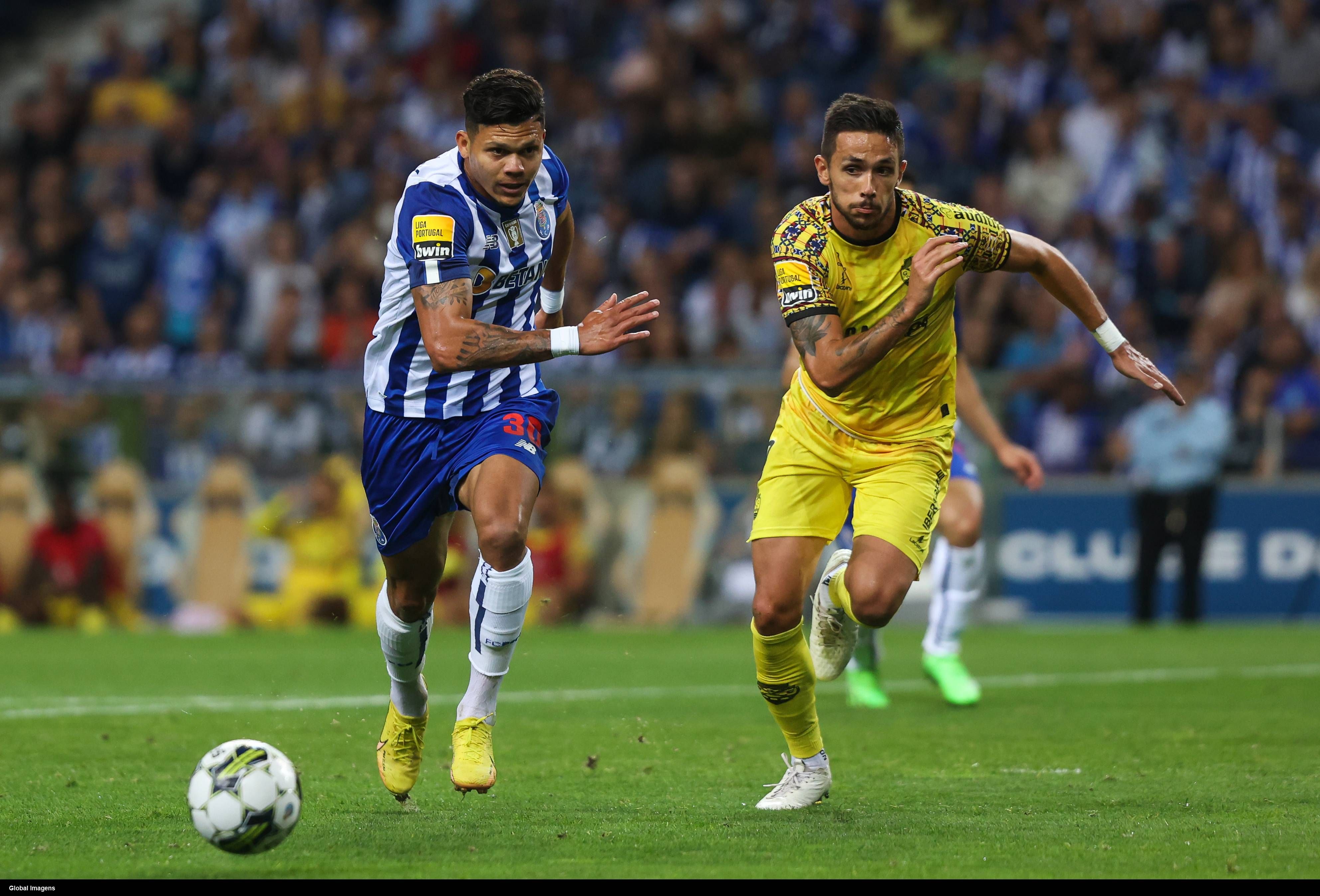 Nelson Monte, a la derecha, durante un partido ante el Oporto (Foto: Cordon Press).
