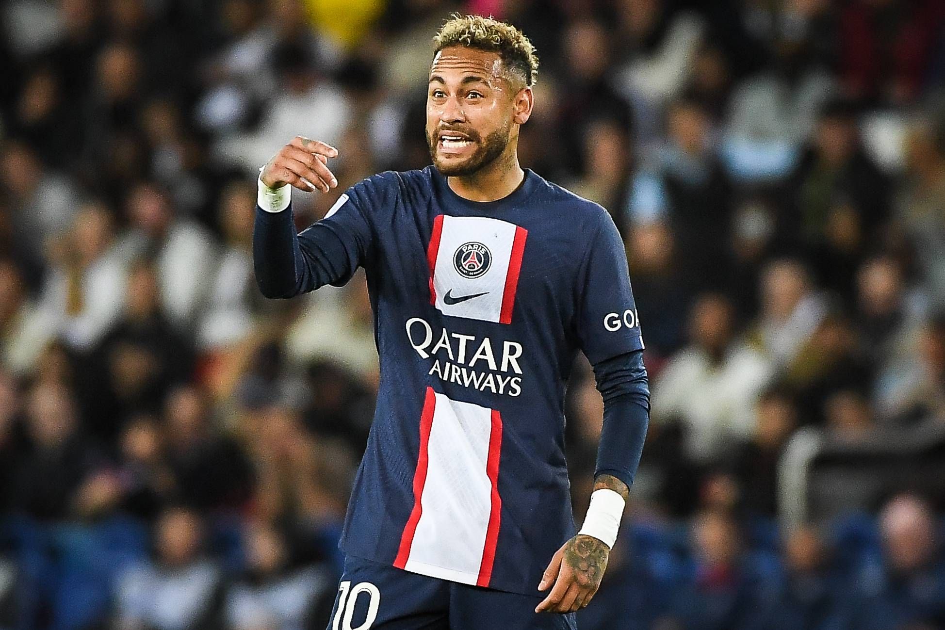  Neymar dando instrucciones con el PSG.
