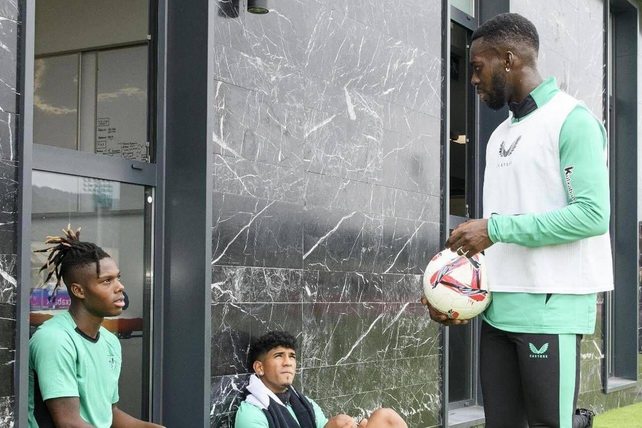 Nico Williams escucha a su hermano Iñaki en Lezama.