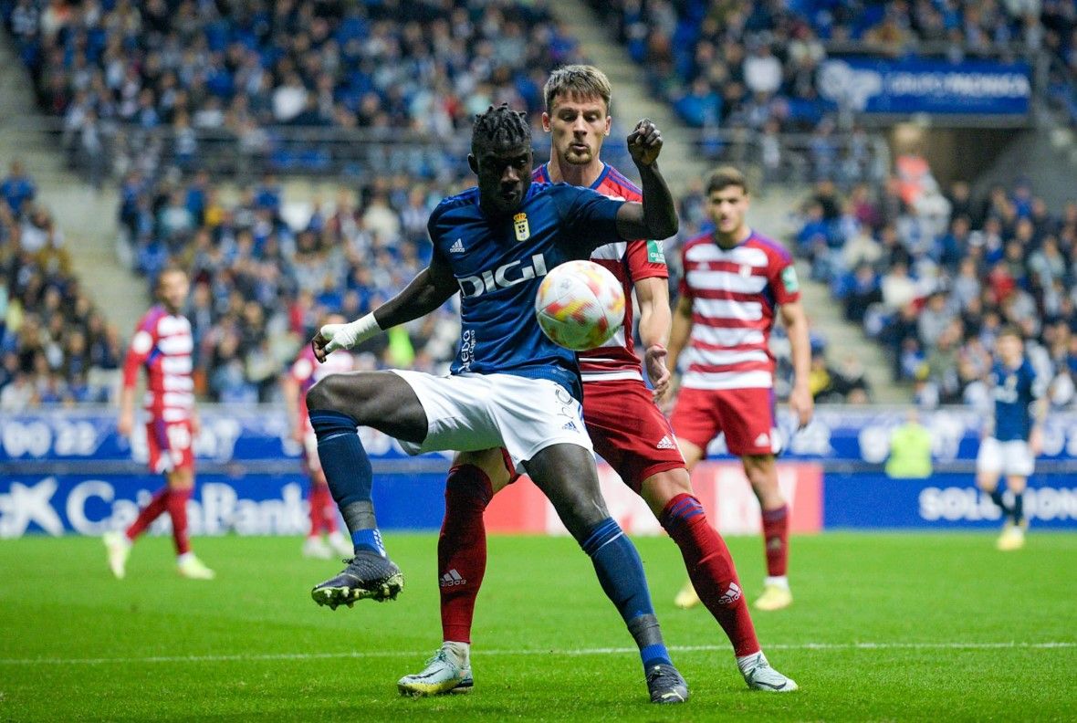  Obeng aguanta la presión rival.