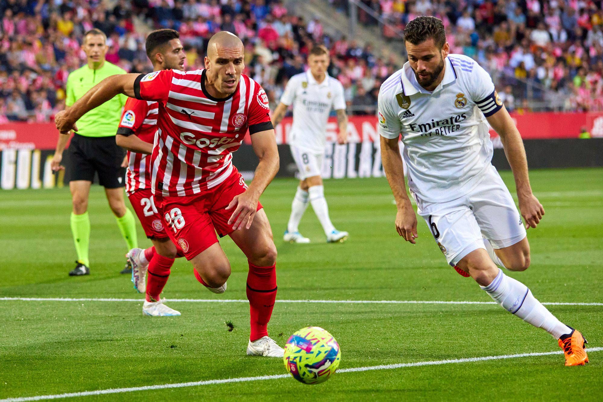 Oriol Romeu lucha un balón con Nacho Fernández (Foto: Cordon Press)