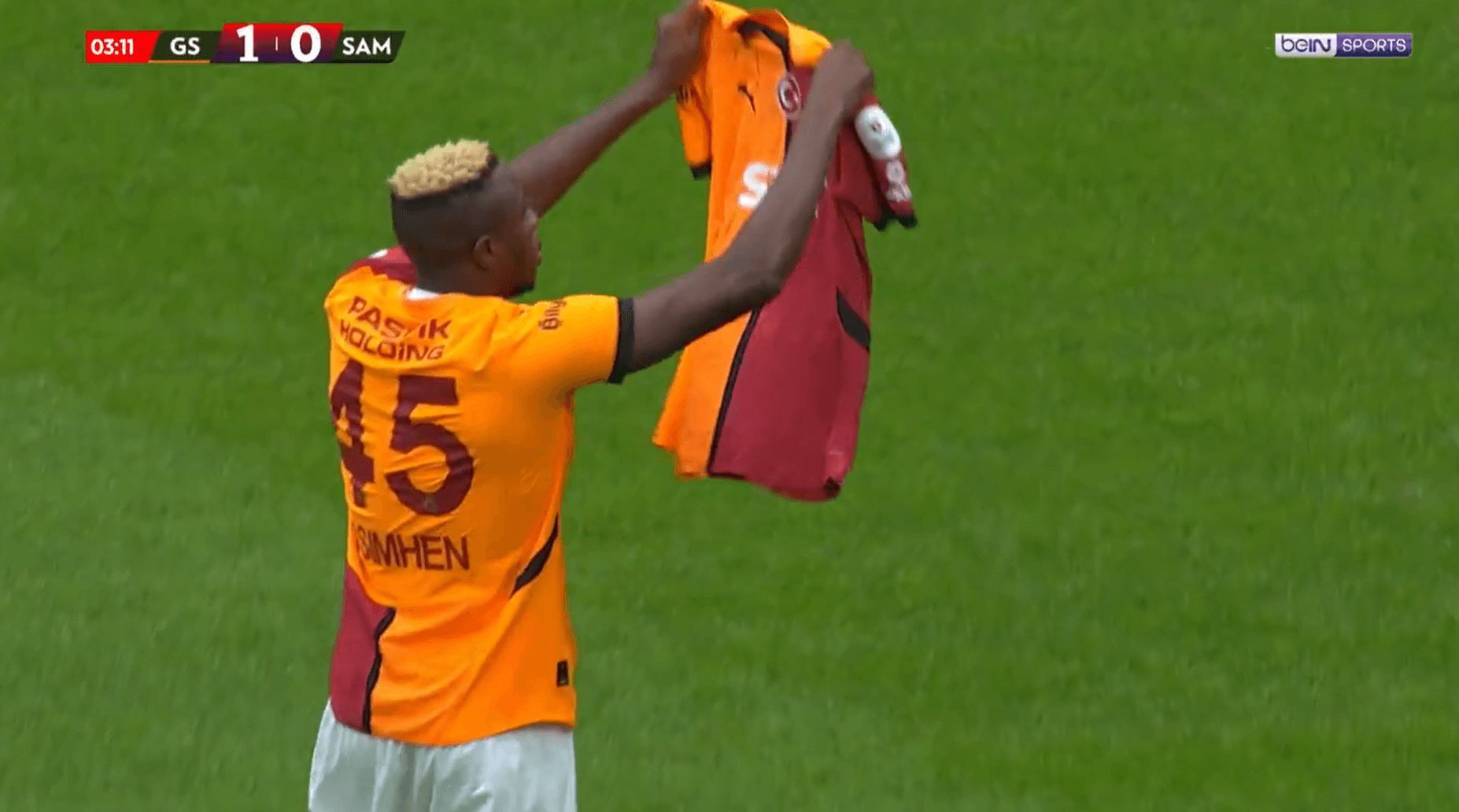  Osimhen muestra una camiseta de Icardi en el partido del Galatasaray.