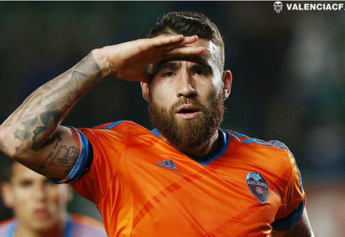  Nico Otamendi celebra un gol en el Elche