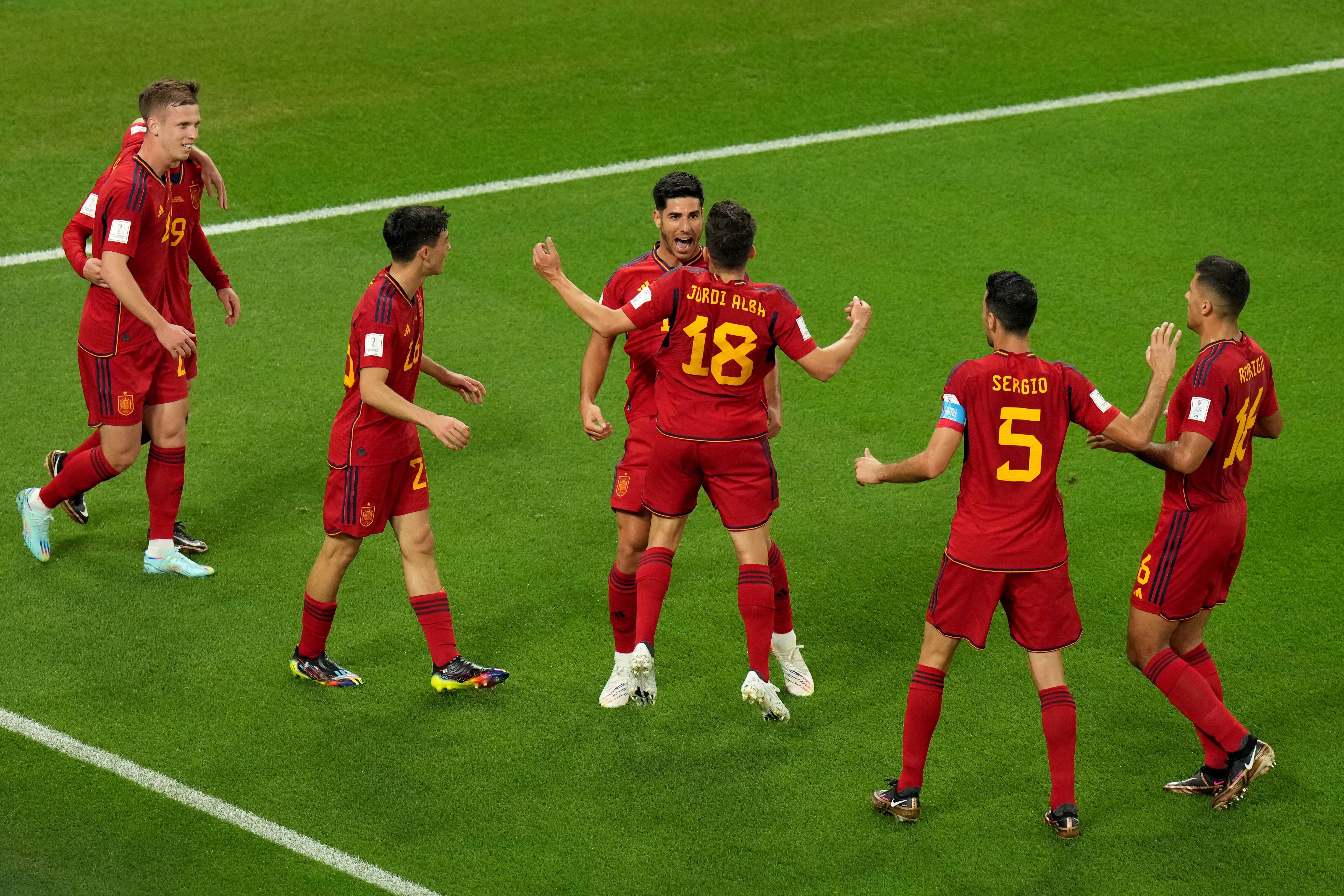 Asensio y Jordi Alba celebran un gol ante Olmo, Pedri, Busquets y Rodrigo.