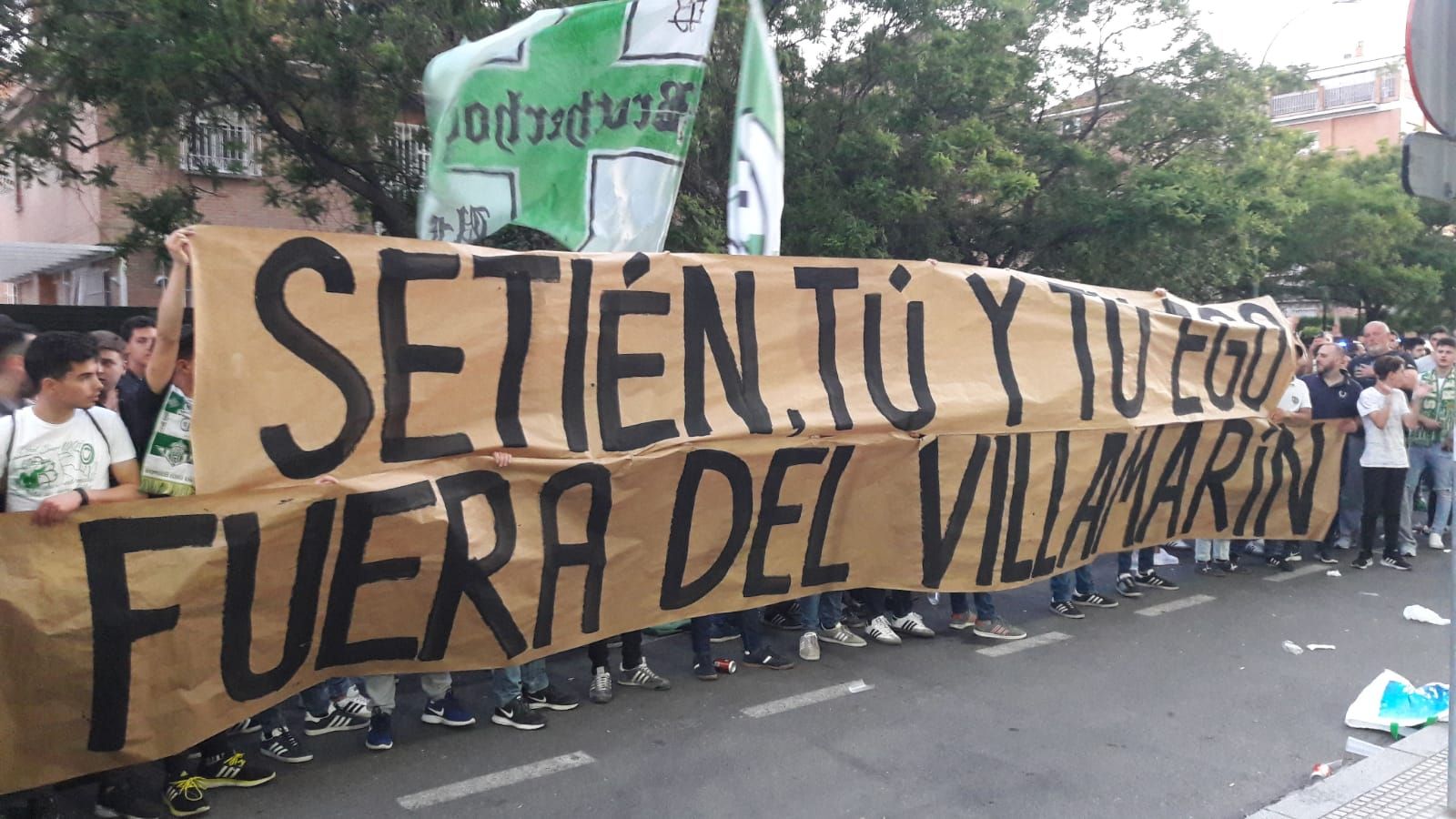 Pancarta de Gol Sur 1907 contra Setién.