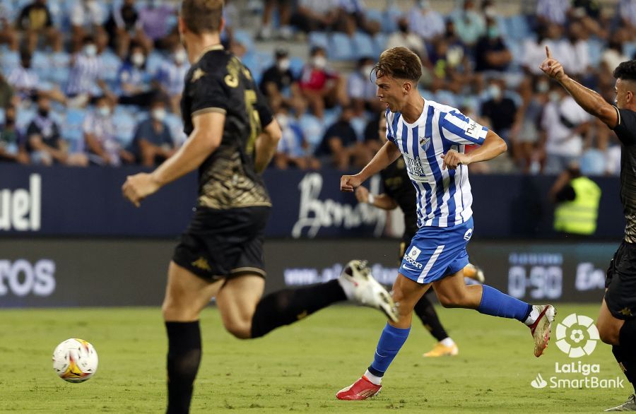  Paulino arma el lanzamiento durante el partido ante el Alcorcón.