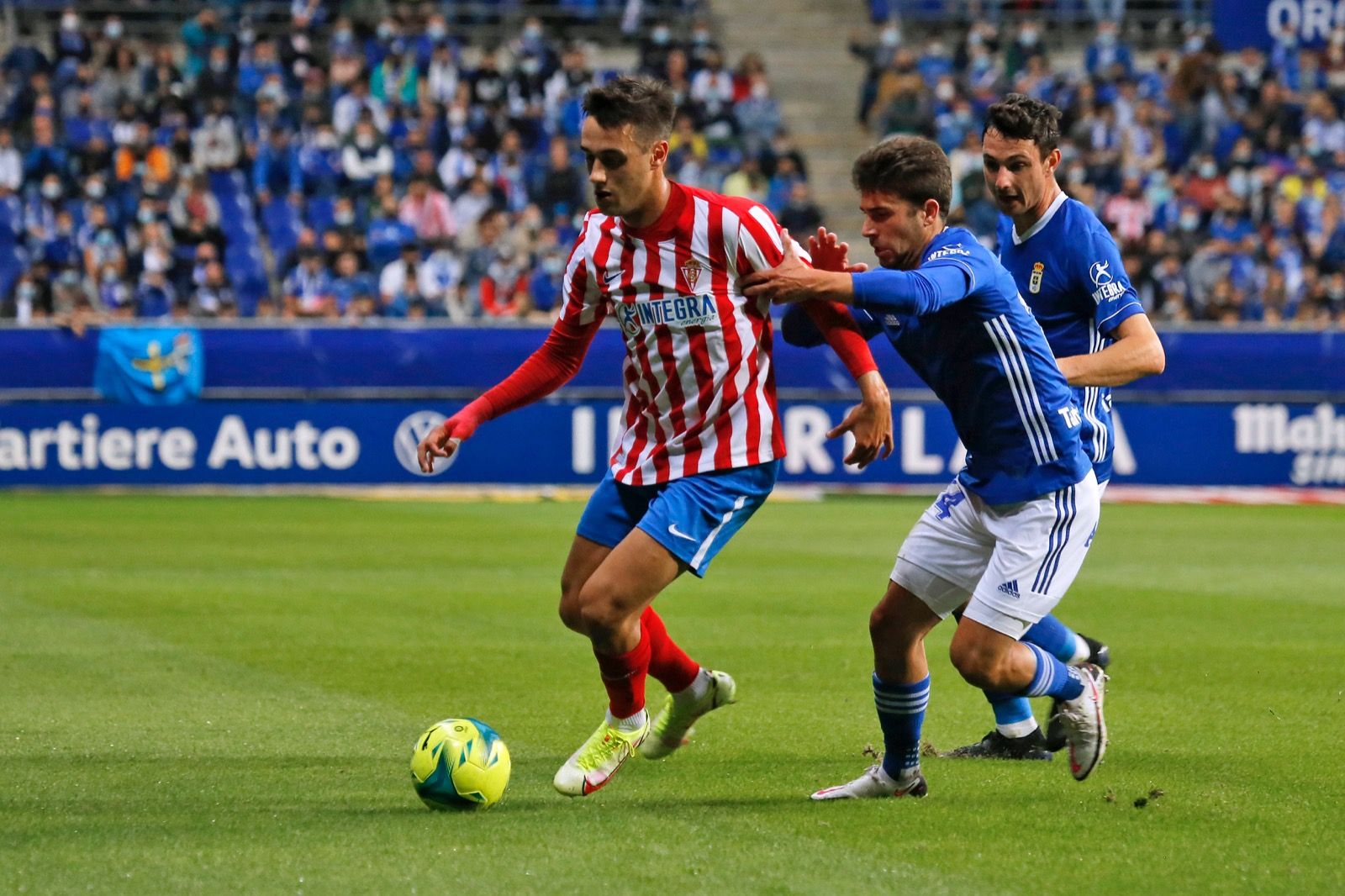 Pedro Díaz conduce el balón durante el Oviedo-Sporting en el Tartiere (Foto: Luis Manso).