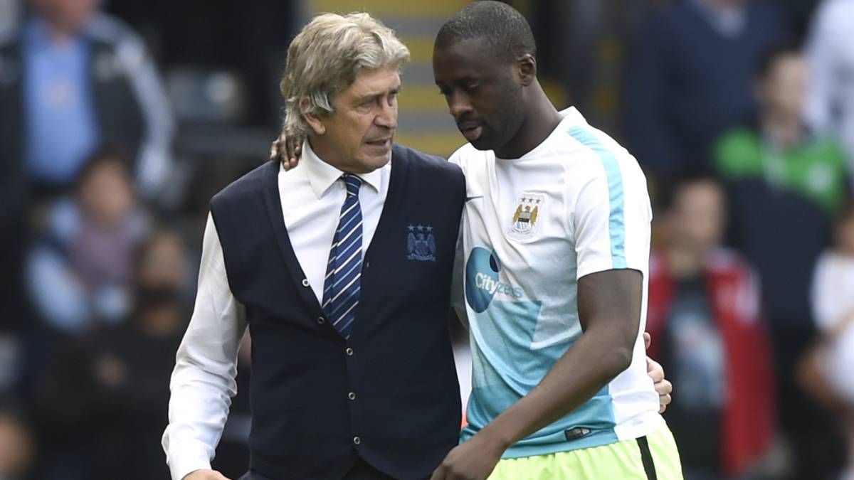  Manuel Pellegrini, en su etapa en el Manchester City, junto a Yaya Touré.
