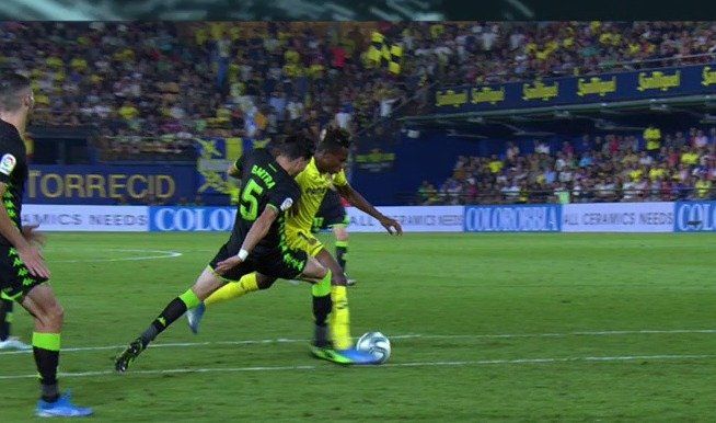  Penalti que el VAR señaló de Chukwueze sobre Bartra y que criticó Joaquín.