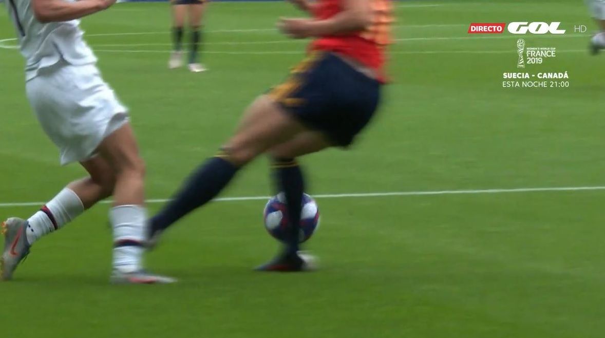  Acción de Mapi León en el primer penalti ante EEUU (No revisada por el VAR).