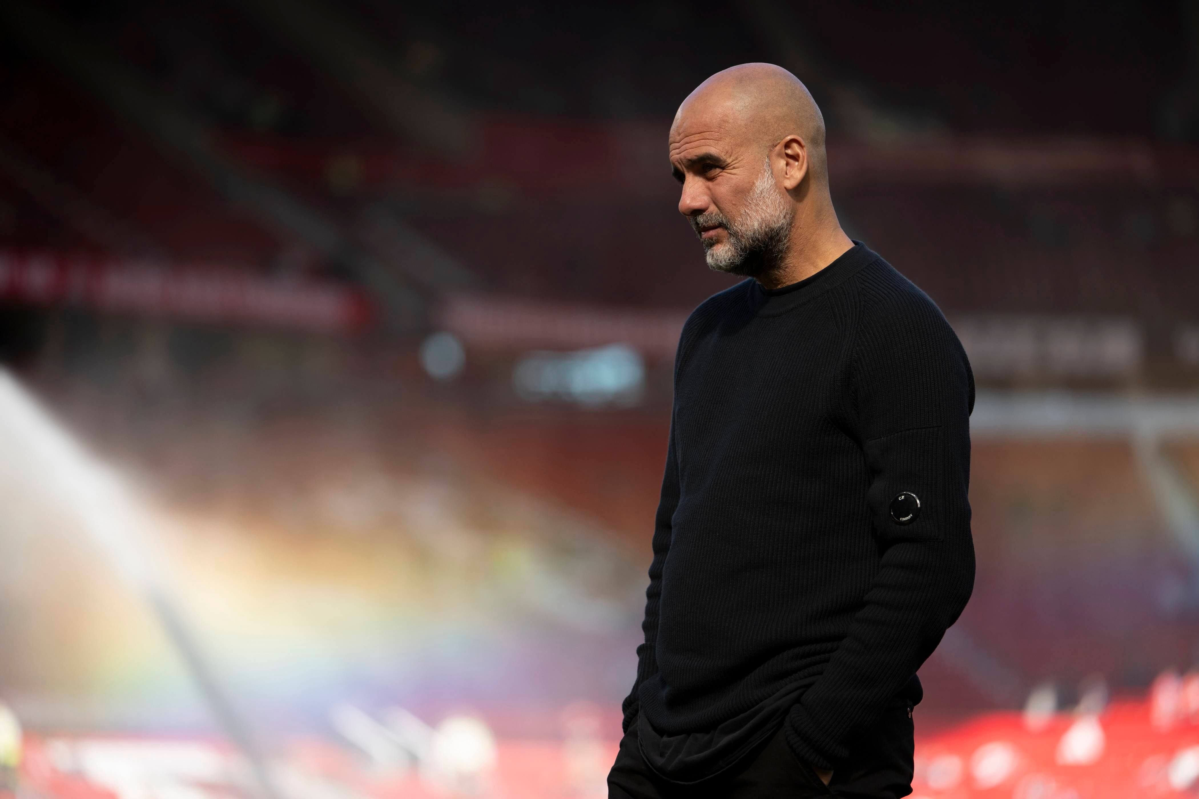  Pep Guardiola, pensativo antes del derbi Manchester City ante el United.