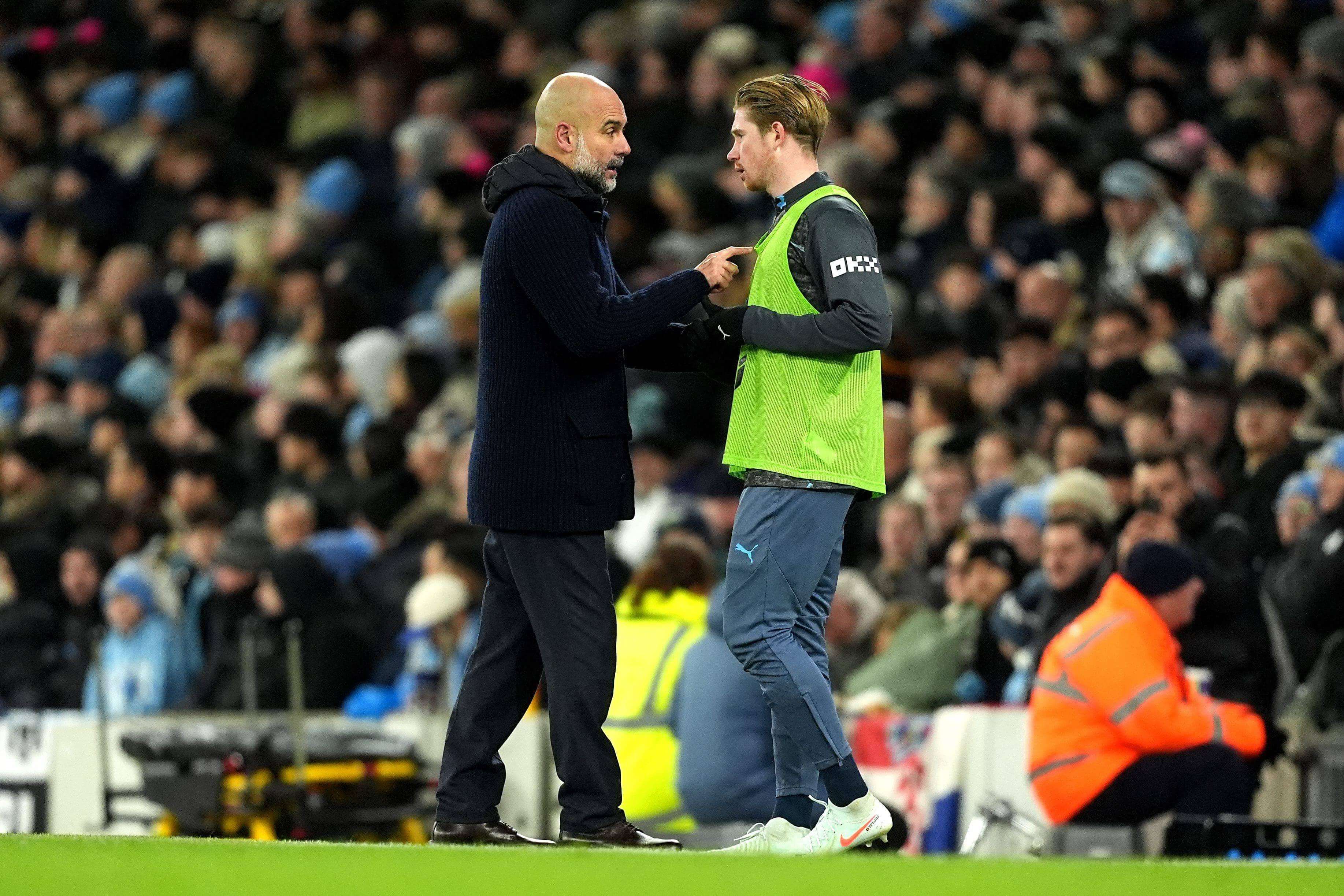  Pep Guardiola y Kevin de Bruyne, durante un partido del Manchester City.
