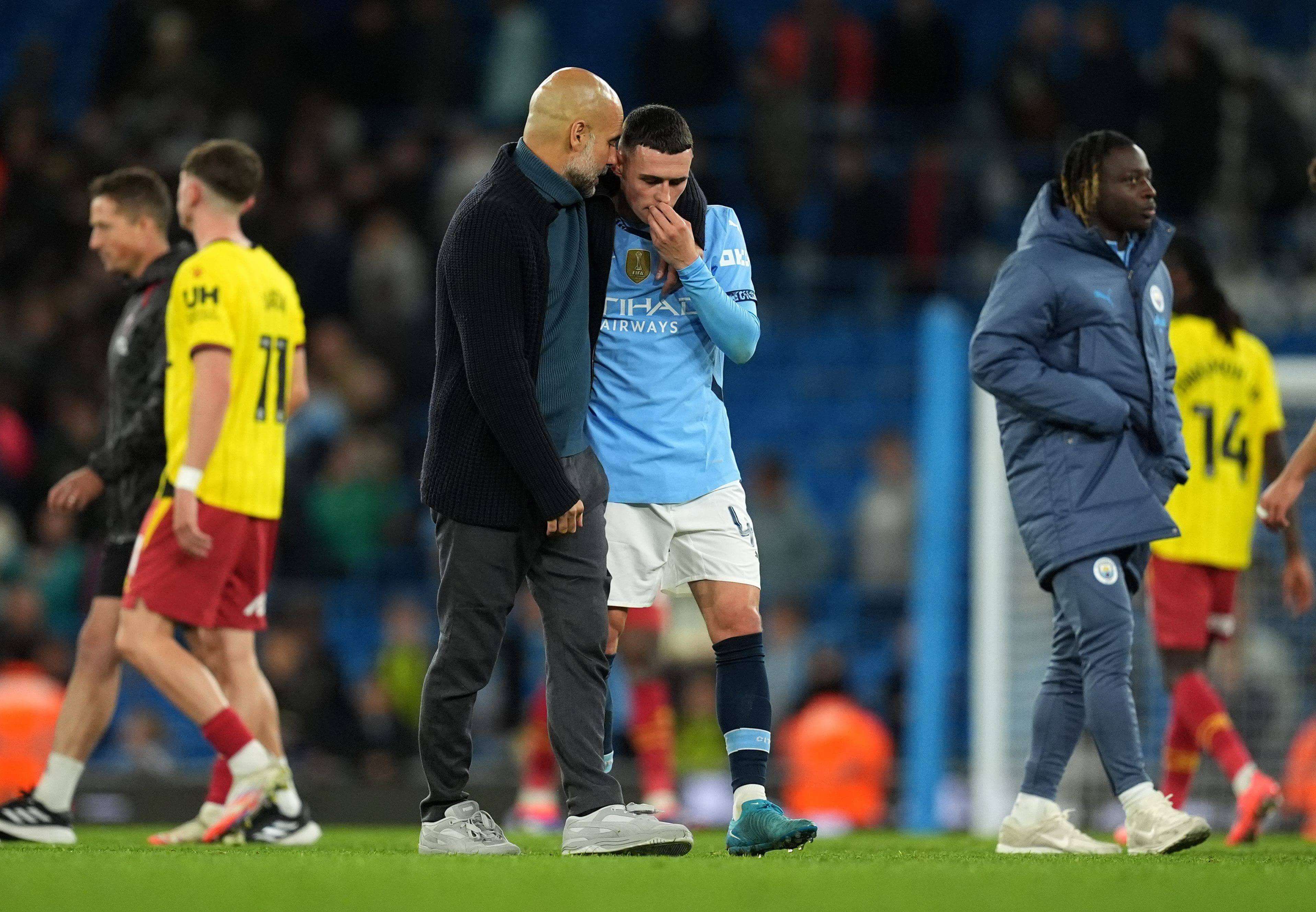  Pep Guardiola charla con Phil Foden tras un partido del Manchester City.