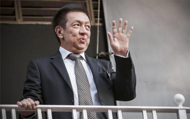 Peter Lim saluda desde el balcón de Mestalla el día que desembarcó oficialmente en el Valencia CF.