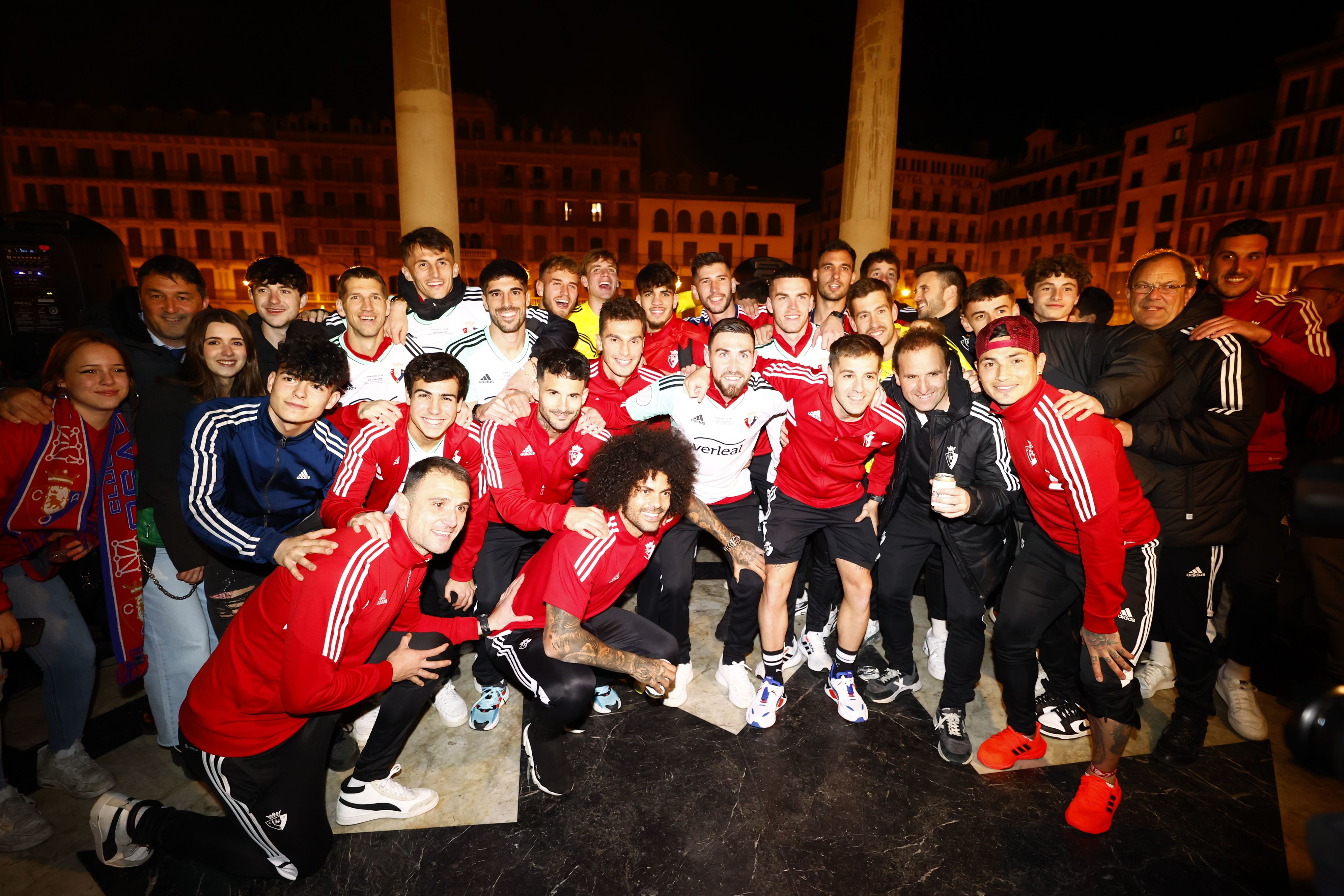  La plantilla de Osasuna celebra en Pamplona el pase a la final de Copa.