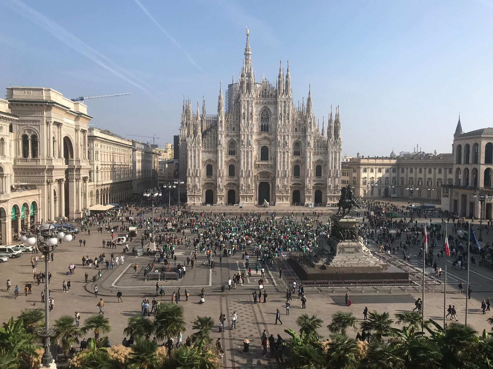  Plaza del Duomo de Milán con la afición del Betis.