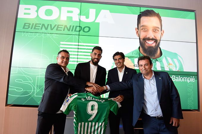  Alexis, Haro y Catalán, junto a Borja Iglesias.