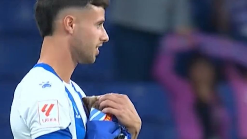  Javi Puado, con un perro con el pañuelo del Espanyol.
