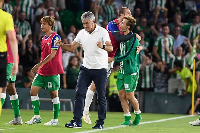 Quique Setién celebra el triunfo ante el Leganés.