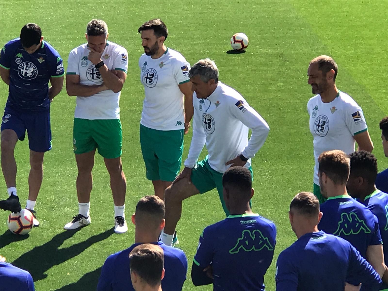  Quique Setién charla con sus jugadores.