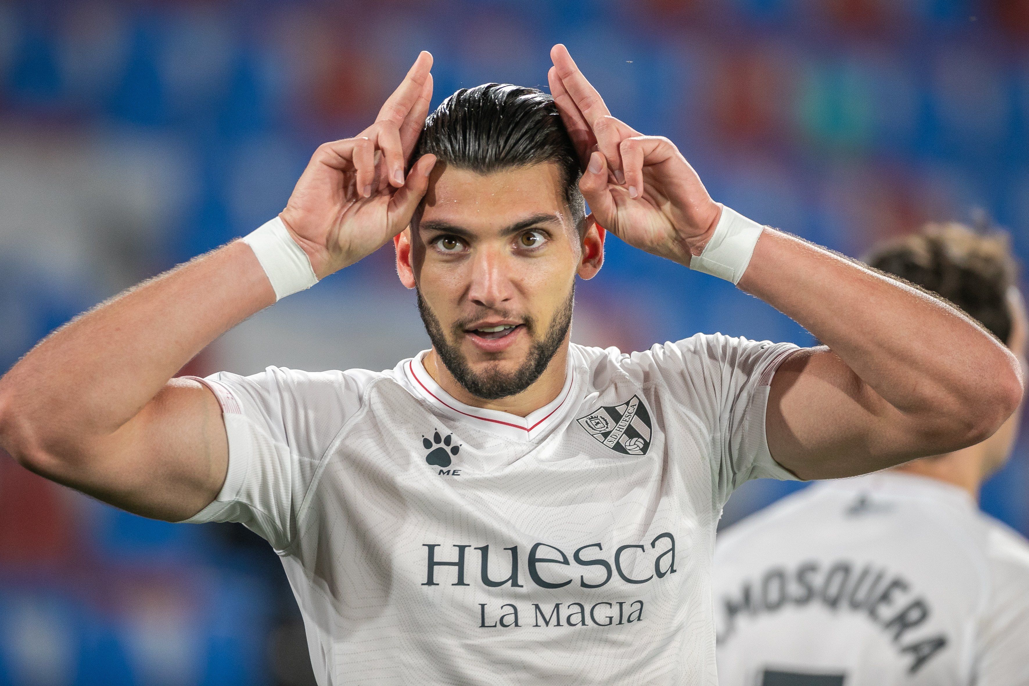 Rafa Mir celebra un gol