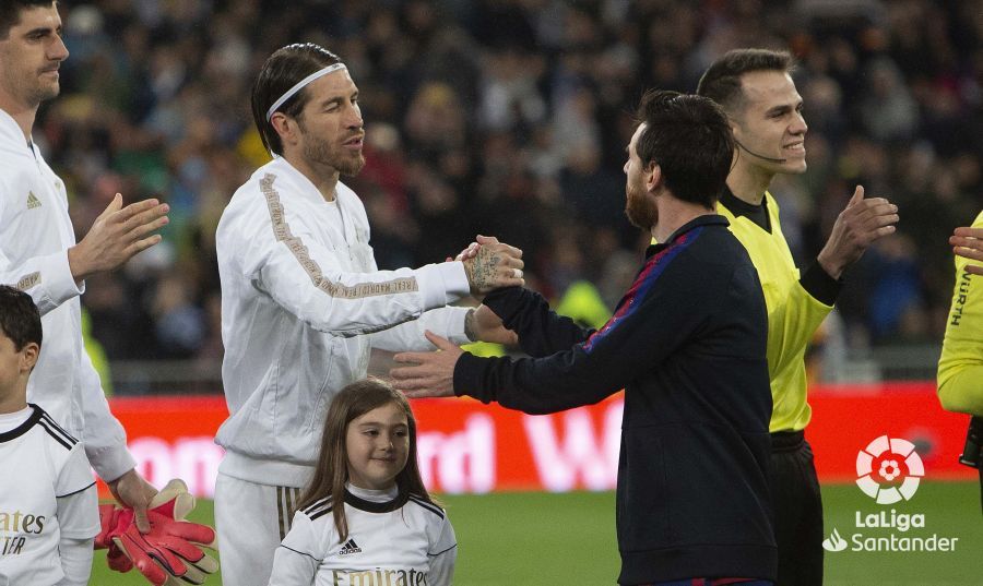  Sergio Ramos y Messi se saludan en el Bernabéu.
