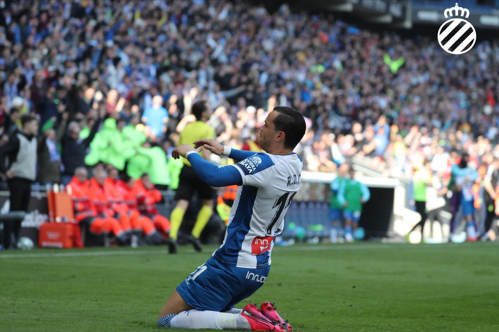  El delantero Raúl de Tomás celebra el gol que marcó en el Espanyol-Mallorca.