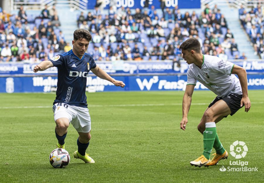 Raúl Moro, durante el Real Oviedo-Racing (Foto: LaLiga).