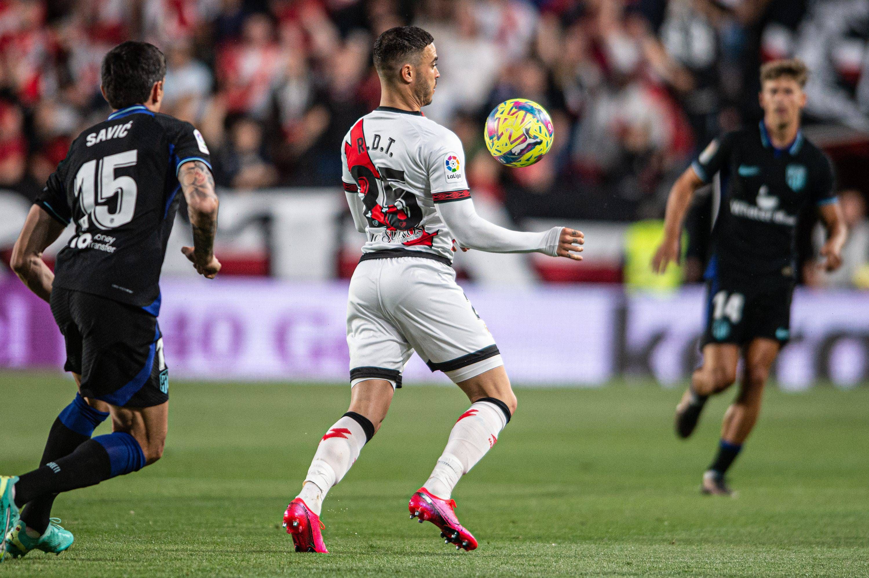  Raúl De Tomás en el partido entre el Rayo Vallecano ante el Atlético de Madrid.