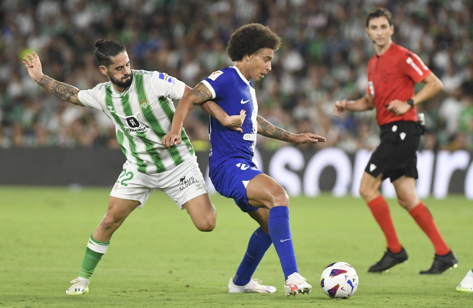 Axel Witsel controla delante de Isco en el Betis-Atlético (Foto: Kiko Hurtado).