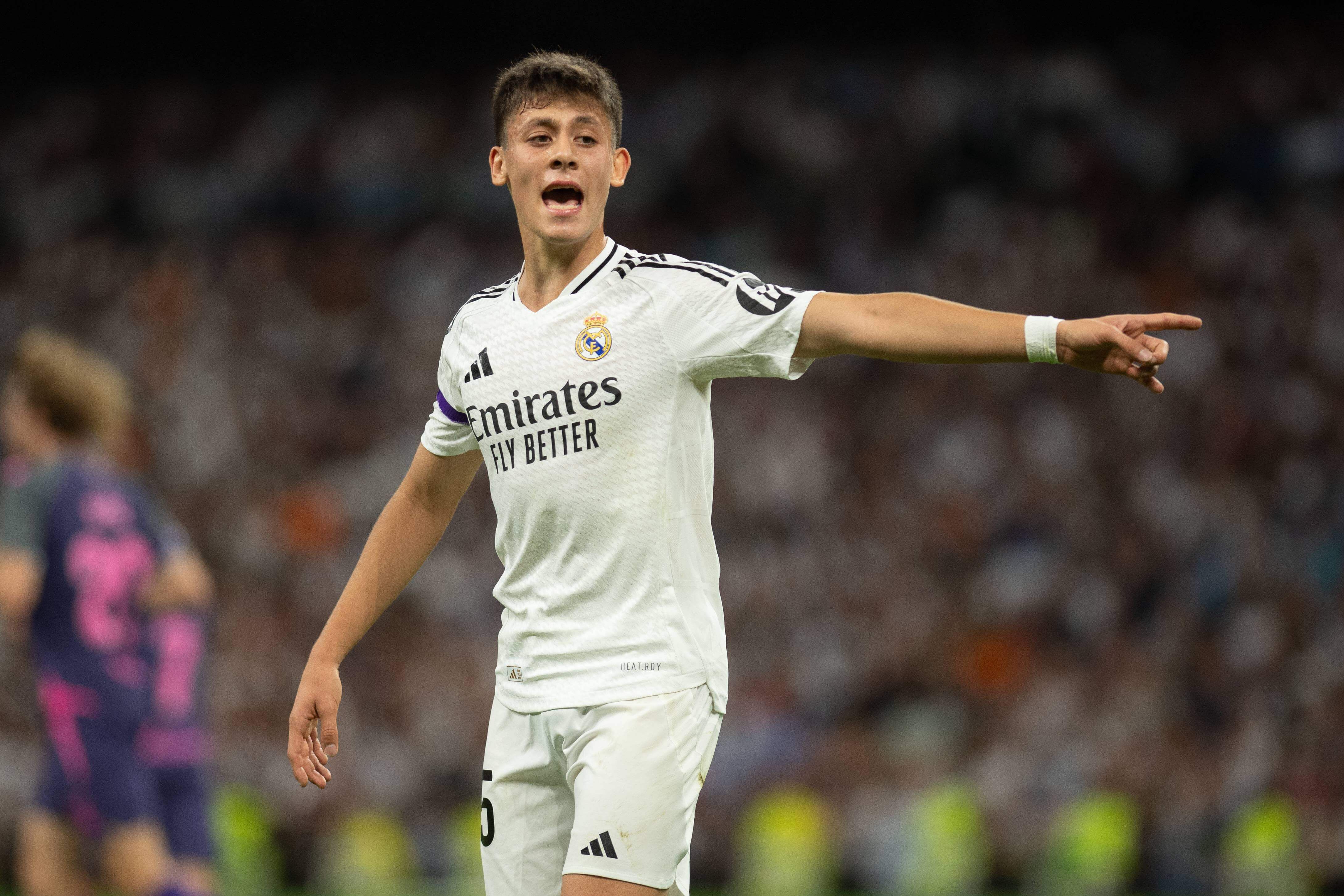 Arda Güler da indicaciones en el Real Madrid-Espanyol.