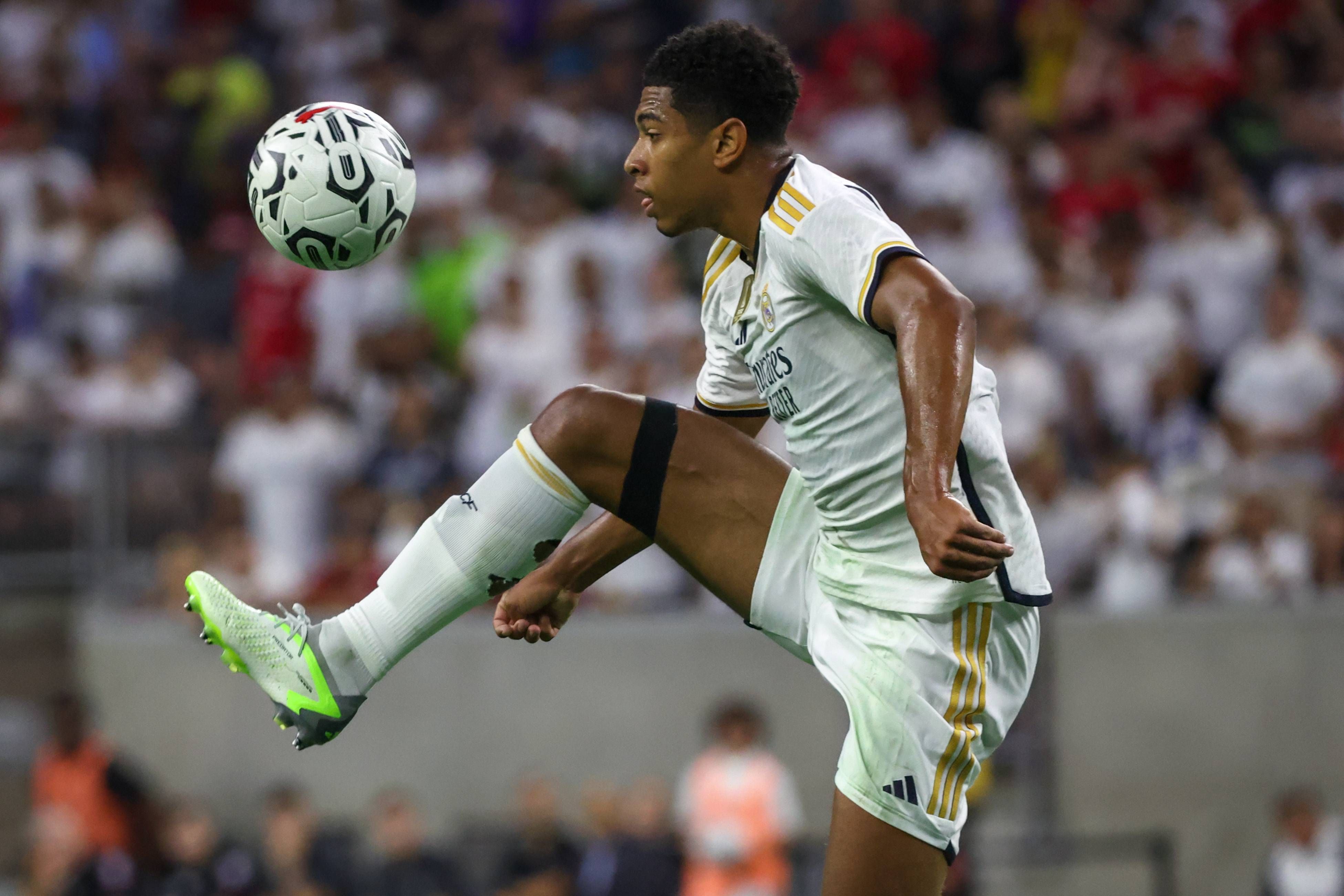 Jude Bellingham controla un balón durante el Real Madrid-Manchester United (Foto: Cordon Press).