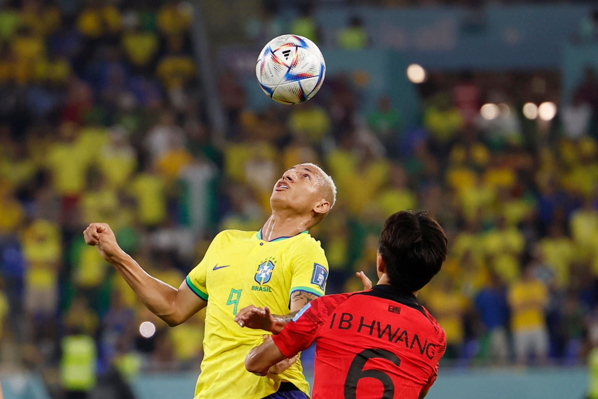  Richarlison controla un balón ante la presión de Hwang (FOTO: EFE).