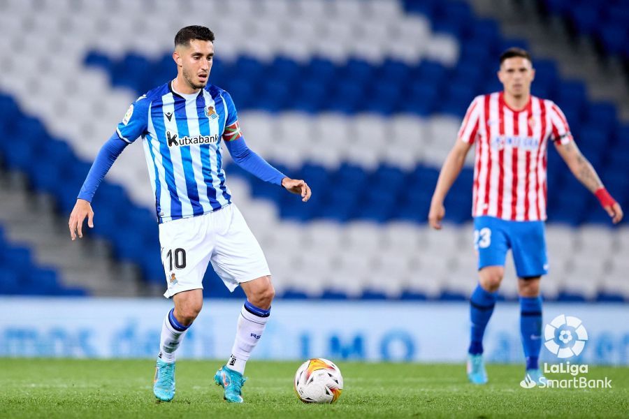 Roberto López, en un lance del partido entre el Sanse y el Sporting (Foto: LaLiga).