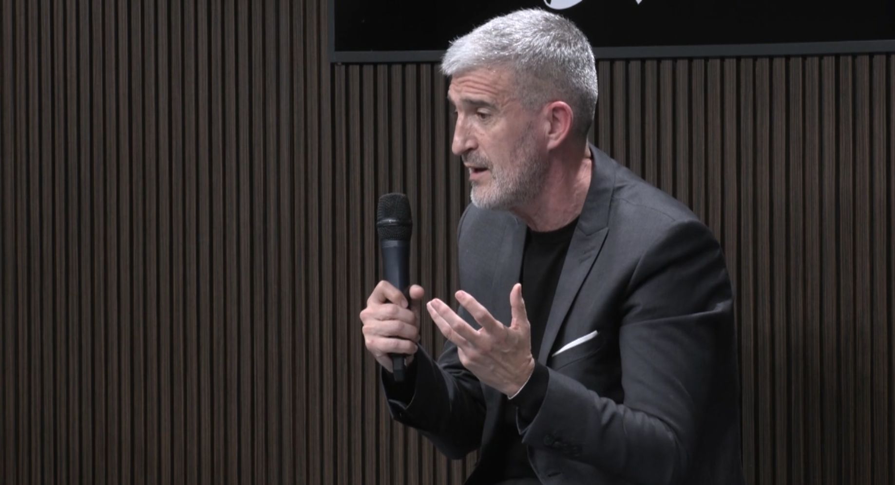  Roberto Olabe ante la prensa.