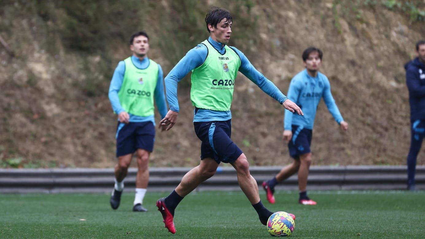 Robin Le Normand conduce un balón en un entrenamiento en Zubieta.