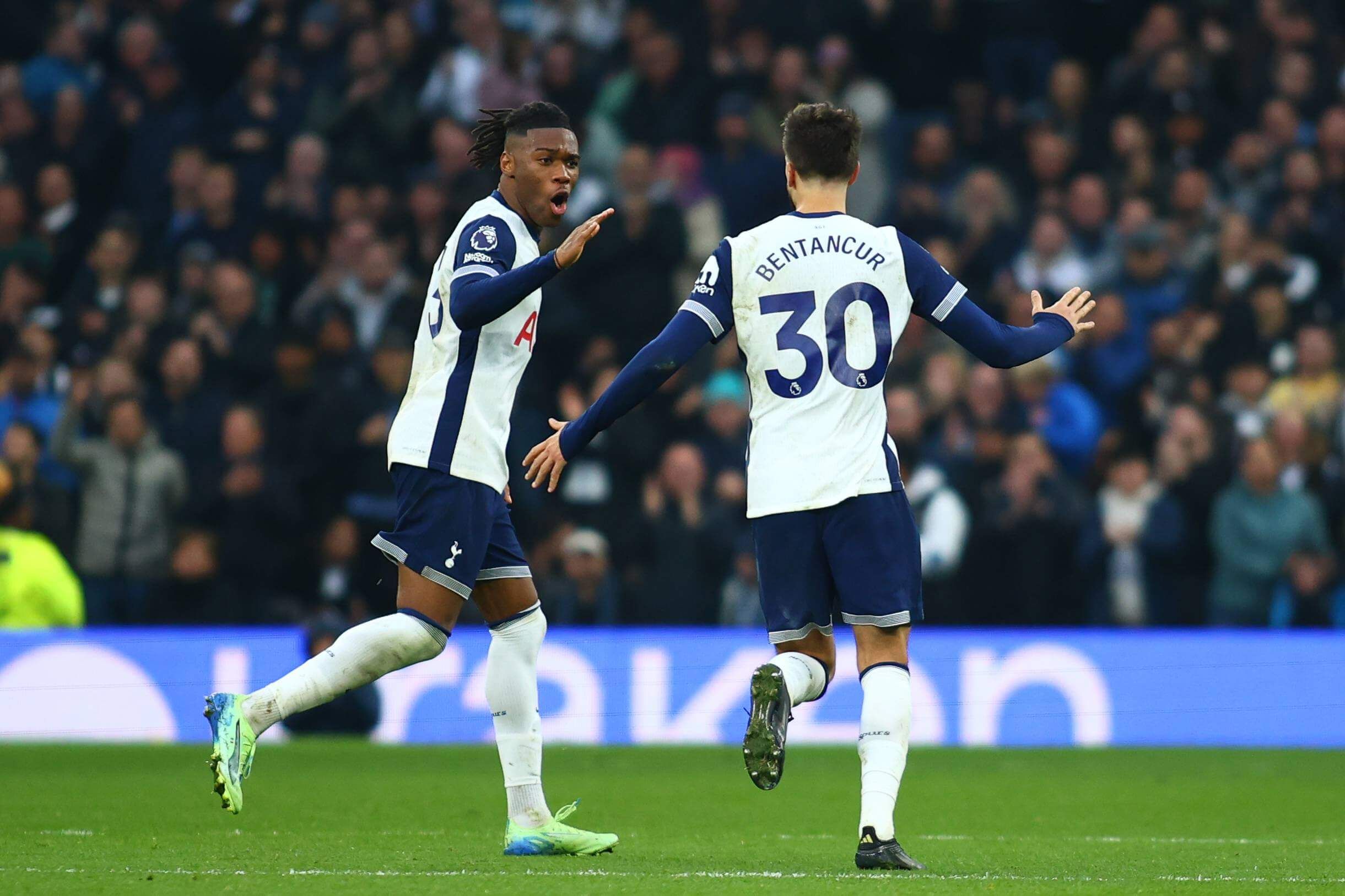  Rodrigo Bentancur celebra un gol con el Tottenham.