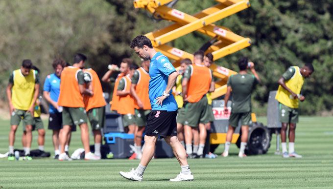  Rubi, en un entrenamiento de pretemporada del Betis en Montecastillo.