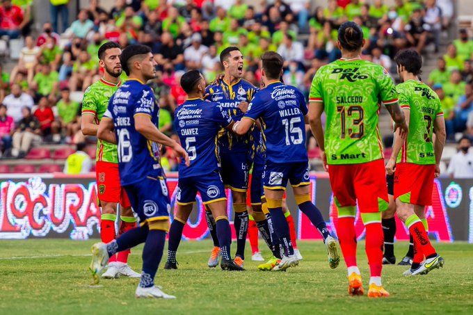 Sabin Merino celebra un gol en México.