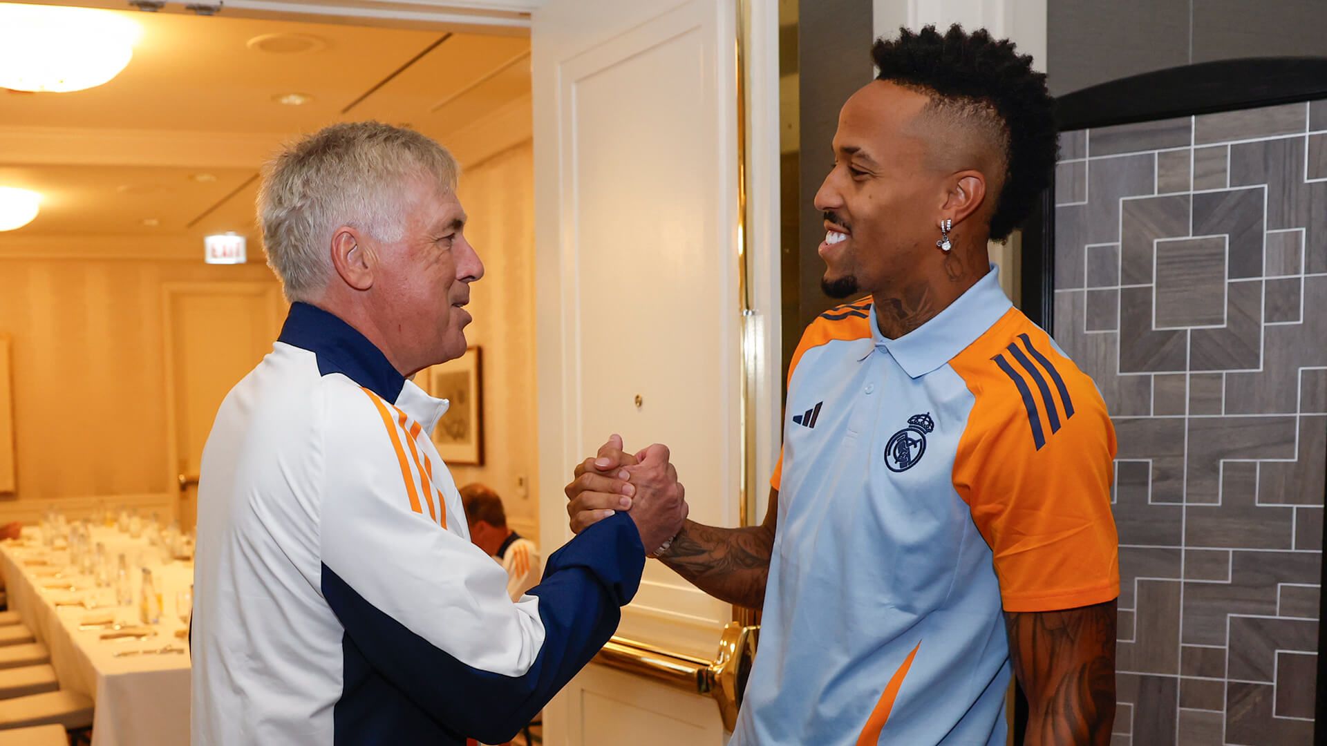 Saludo entre Carlo Ancelotti y Éder Militao.